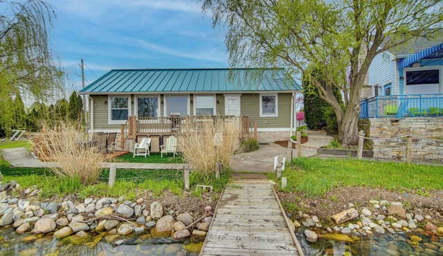 Dock, Deck & Sunsets! Little Bungalow on Lake Mary