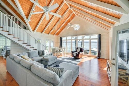 Dock + Panoramic Views: Guntersville Lake Retreat!