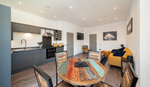 Dockside Apt, Quay Views, City Vibes