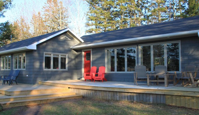 Dockside Haven: A charming 1300 Sq foot waterfront cottage renovated in 2018.