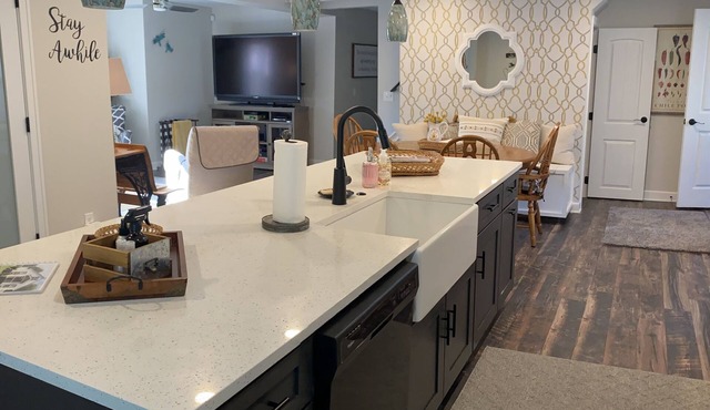 Dog Friendly 3B/3.5Bath, close to wineries, Lake Erie, parks, beaches and more!