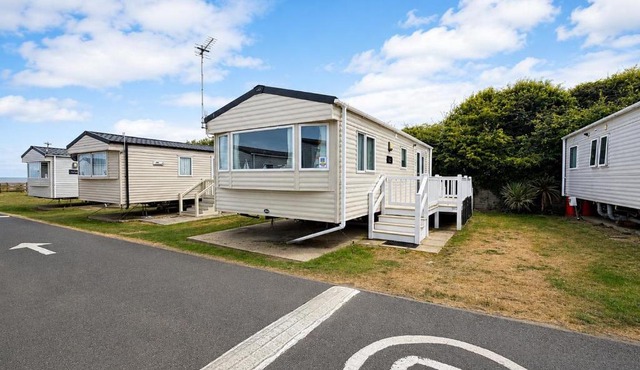 Dog Friendly 6 Berth Caravan With Decking Close To Pakefield Beach Ref 68106Cr