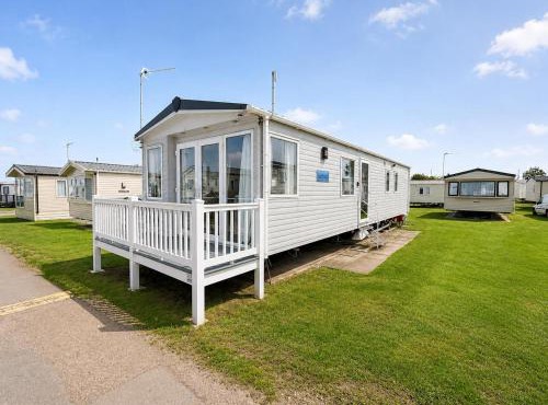 Dog Friendly 6 Berth Caravan With Decking Close To Pakefield Beach Ref 68067B