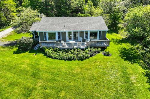 Dog-friendly bayfront home close to Rockland with water view - snowbirds welcome