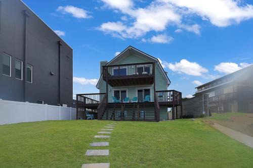 Dog-friendly beachfront home with beach access, deck, fireplace, W/D, AC