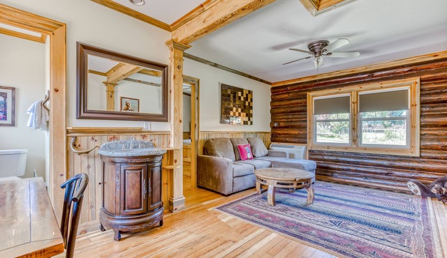 Dog-friendly cabin near White Salmon River with mtn views, WiFi, courtyard, AC