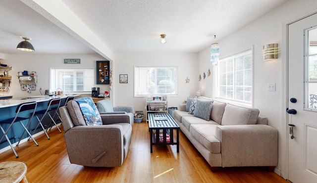 Dog-friendly coastal-themed home with a full kitchen & washer/dryer