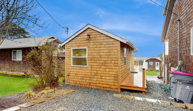 Dog-friendly, comfy cabin only two blocks from the beach