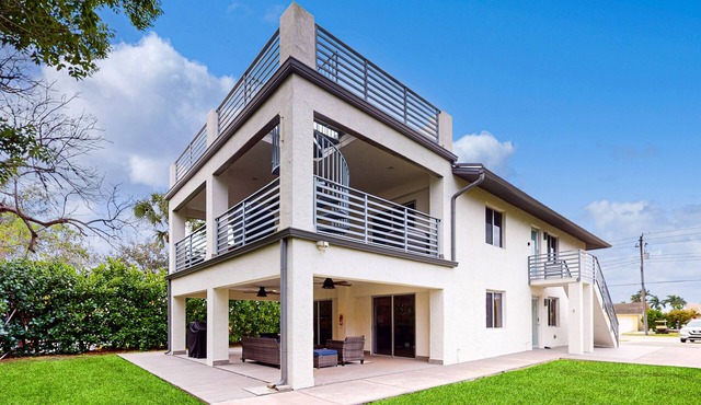 Dog-friendly duplex with a patio, deck, washers, dryers, & central AC