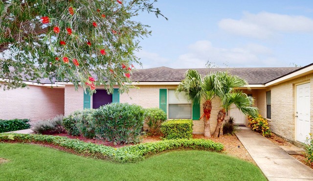Dog-friendly, golf course view home with WiFi, AC, patio, pool, tennis, & gym