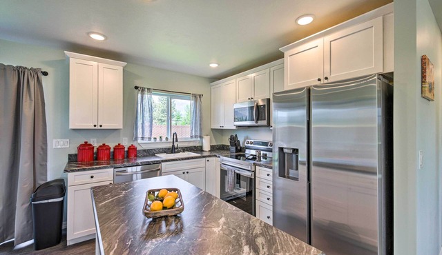 Dog-Friendly Hamilton Home w/ Mountain Views!