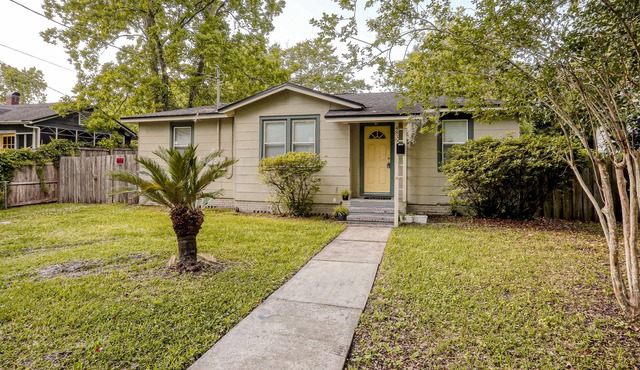 Dog-friendly home with large enclosed yard, central AC, WiFi - snowbirds welcome