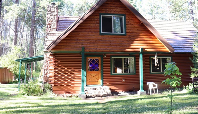 Dog-friendly Home with Hot Tub - Near Crater Lake