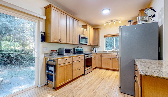Dog-friendly home with private gym, firepit, fireplace, jetted tub, & W/D