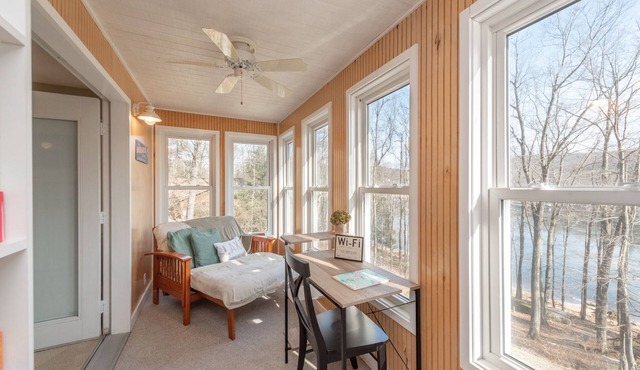 Dog Friendly Lakeside Luxury Minutes from the Slopes w/Hot Tub
