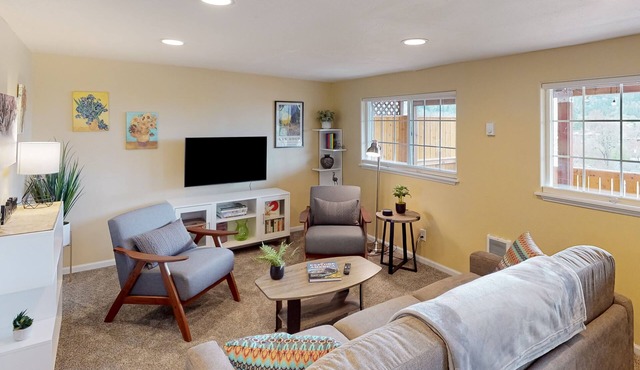 Dog-friendly lower level of duplex w/enclosed deck, washer/dryer, mountain view