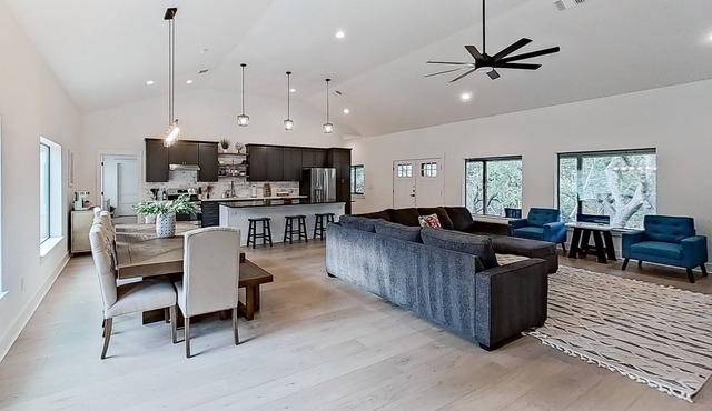 Dog-friendly modern Texas charmer with outdoor space, hot tub, & Ping-Pong