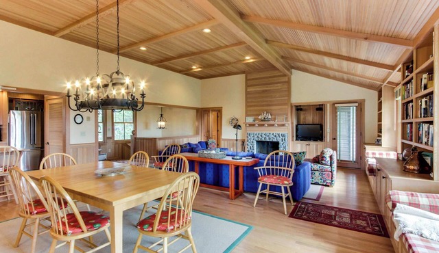Dog-Friendly modern rustic house with easy beach access