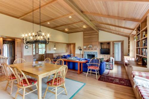 Dog-Friendly modern rustic house with easy beach access