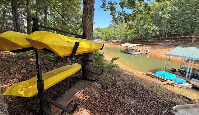Dog Friendly Private Lake Cove Retreat-Kayaks, Fire-pit, FREE Flexible Check IO