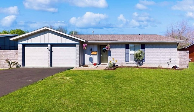 Dog-friendly, single-story home with great yard & ideal location near Dell