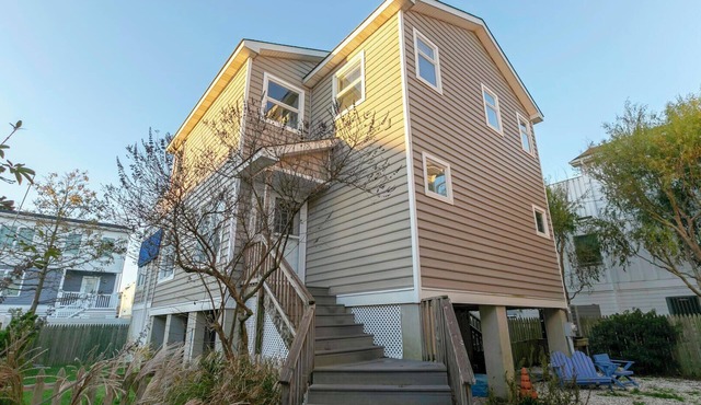 Dog-Friendly Solar Cottage, Bay Views, 1.5 Blocks to Beach, Fenced Yard & Decks!