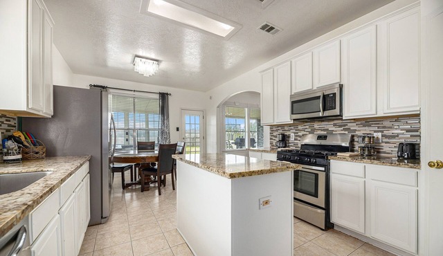 Dog-friendly spacious home with enclosed yard, five bedrooms, smart TVs, AC