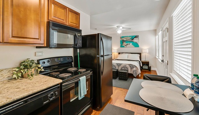 Dog-friendly studio with a full kitchen & patio - close to downtown