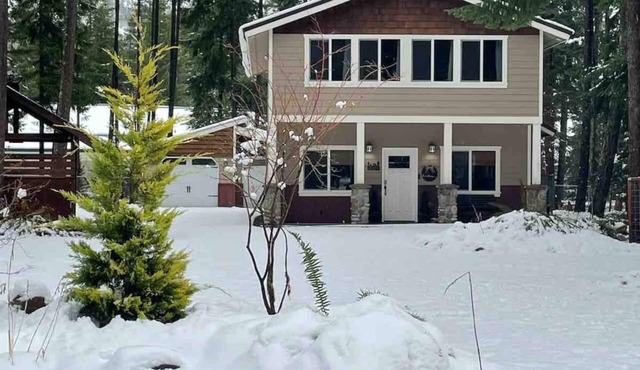Dog friendly, updated cabin- hot tub & fenced yard, 5 min to Lake Easton/Kachess