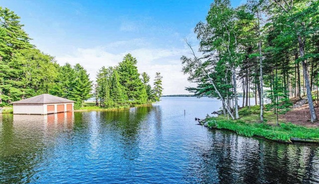 Dog-friendly, lakefront getaway w/a wraparound balcony, beach, & boat access