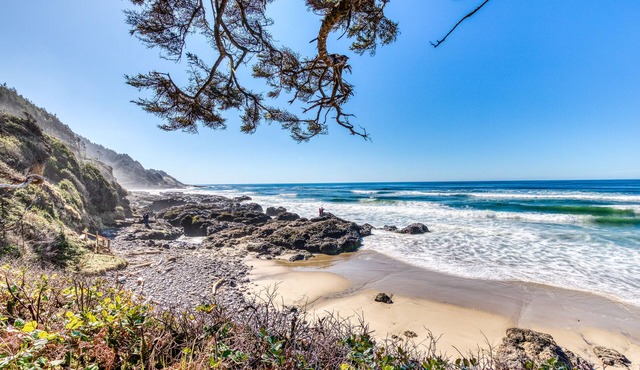 Dog-Friendly Waterfront Cottage with Pacific Views and Comfy Features