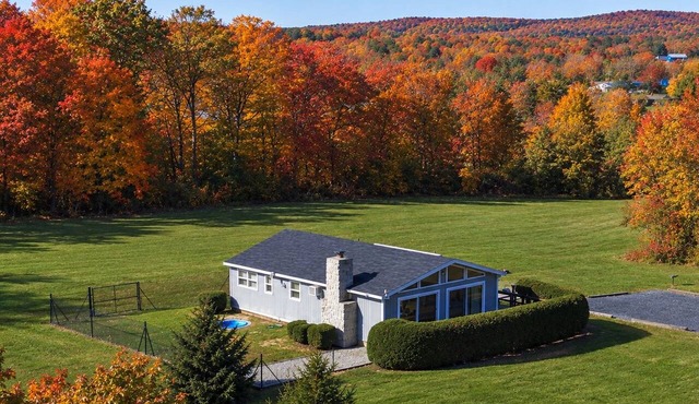 Dog Lover's Chalet w/Fenced-In Yard 10 MI to Waterparks/Hiking/Outlets/Casino