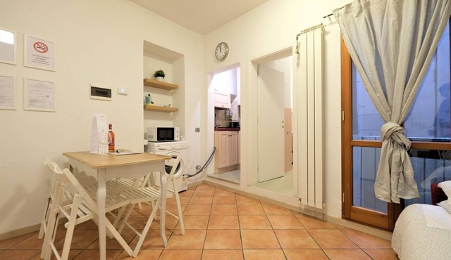 Dolcetto is located on the second floor without elevator of an old building in the heart of the historic center of Florence and consists of an entrance/living room with dining area, sofa bed and kitchenette, a bedroom with double bed and a bathroom