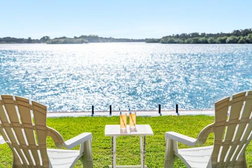 Dolphin View - Elegant Waterfront Haven - Holiday Yamba
