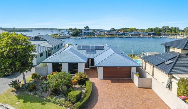 Dolphin Waters - Waterfront Delight with Private Pontoon - Holiday Yamba