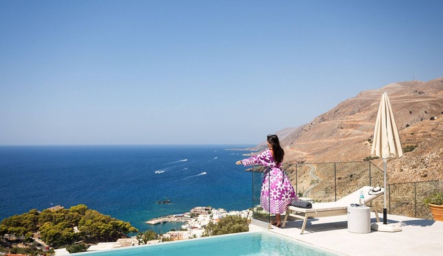 Dóma, panoramic views, and pool.