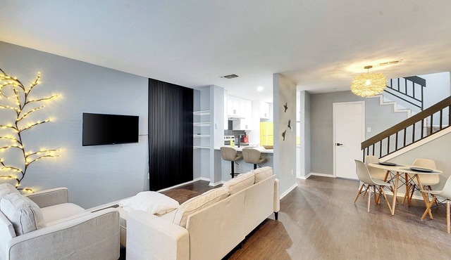 Domain District Getaway Luxe & Poolside/12 min to Downtown