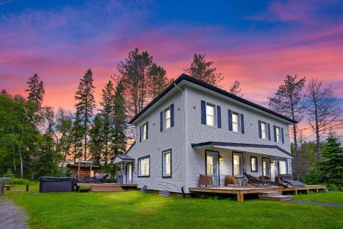 Domaine d'exception, bord de rivière, plage privée, spacieux chalet pour grande famille ou entre amis - activités, spa 10 places