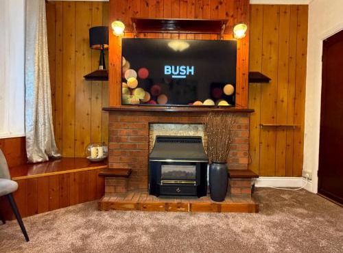 Doncaster Three Bedroom House for 9