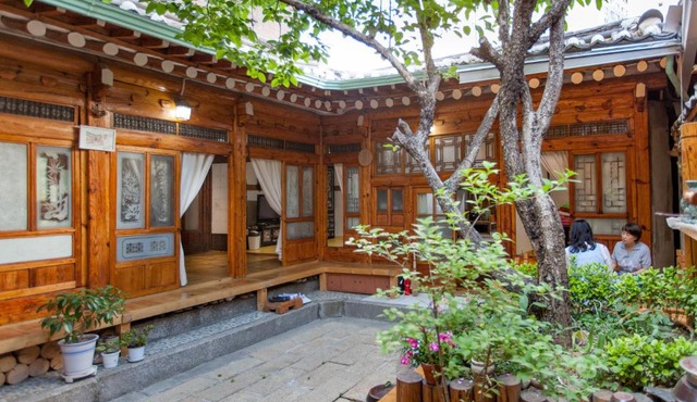 Dongmyo Hanok Sihwadang - Private Korean Style House in the City Center with a Beautiful Garden
