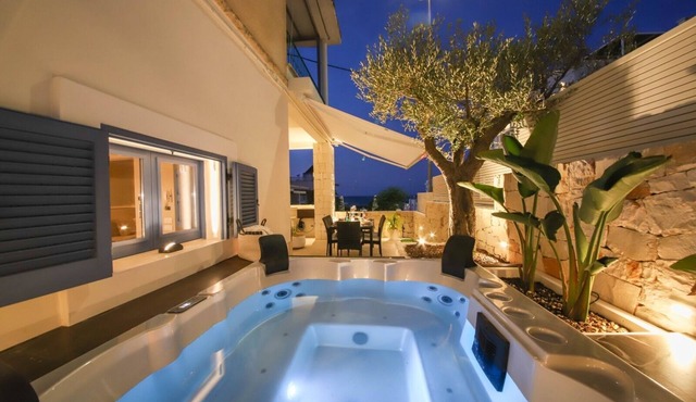 Donna Lucia Romantic Villa w/jacuzzi Sea Front