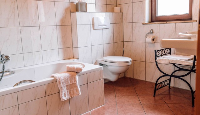 Doppelzimmer mit Badewanne - Schmidtburger HOF - Wein/Restaurant/Pension