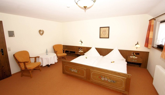 Doppelzimmer Kat. 2 mit Doppelbett und Kabel TV