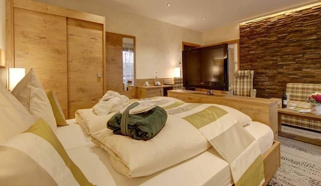 Doppelzimmer Talseite Deluxe mit Frühstück