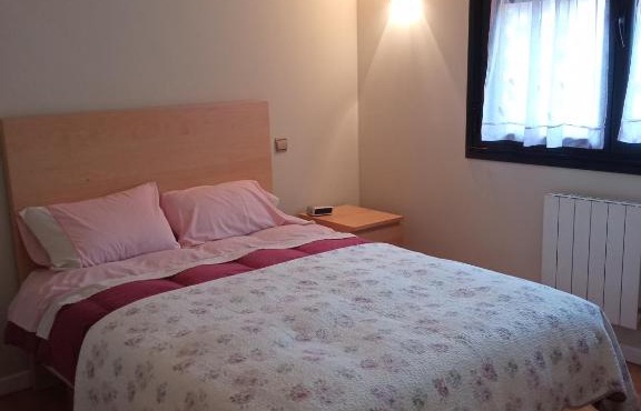 Dormitorio con baño privado y desayuno