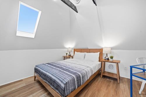 Dormont, Pittsburgh !C Modern & Unique Private Bedroom with Shared Bathroom