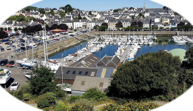 DOUARNENEZ PLEASURE PORT - EAT IN FRONT OF BOATS