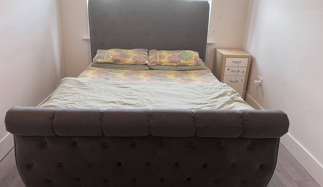 Double Bedroom with shared bathroom available to rent - female guests allowed