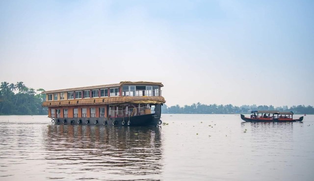 Double-Decker floating Deluxe Houseboat