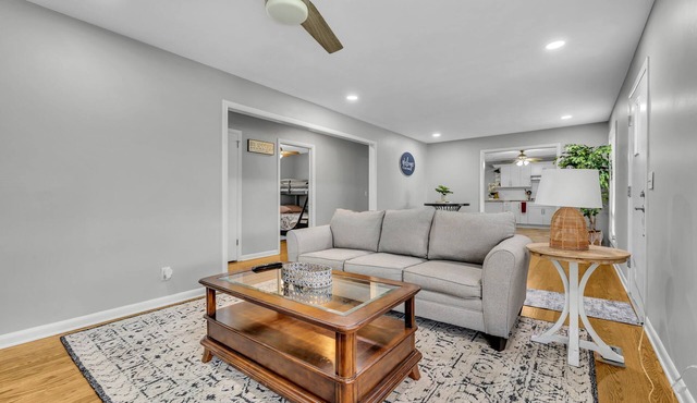 Double Diamond Rentals-Spacious 4 - Bedroom Gem
